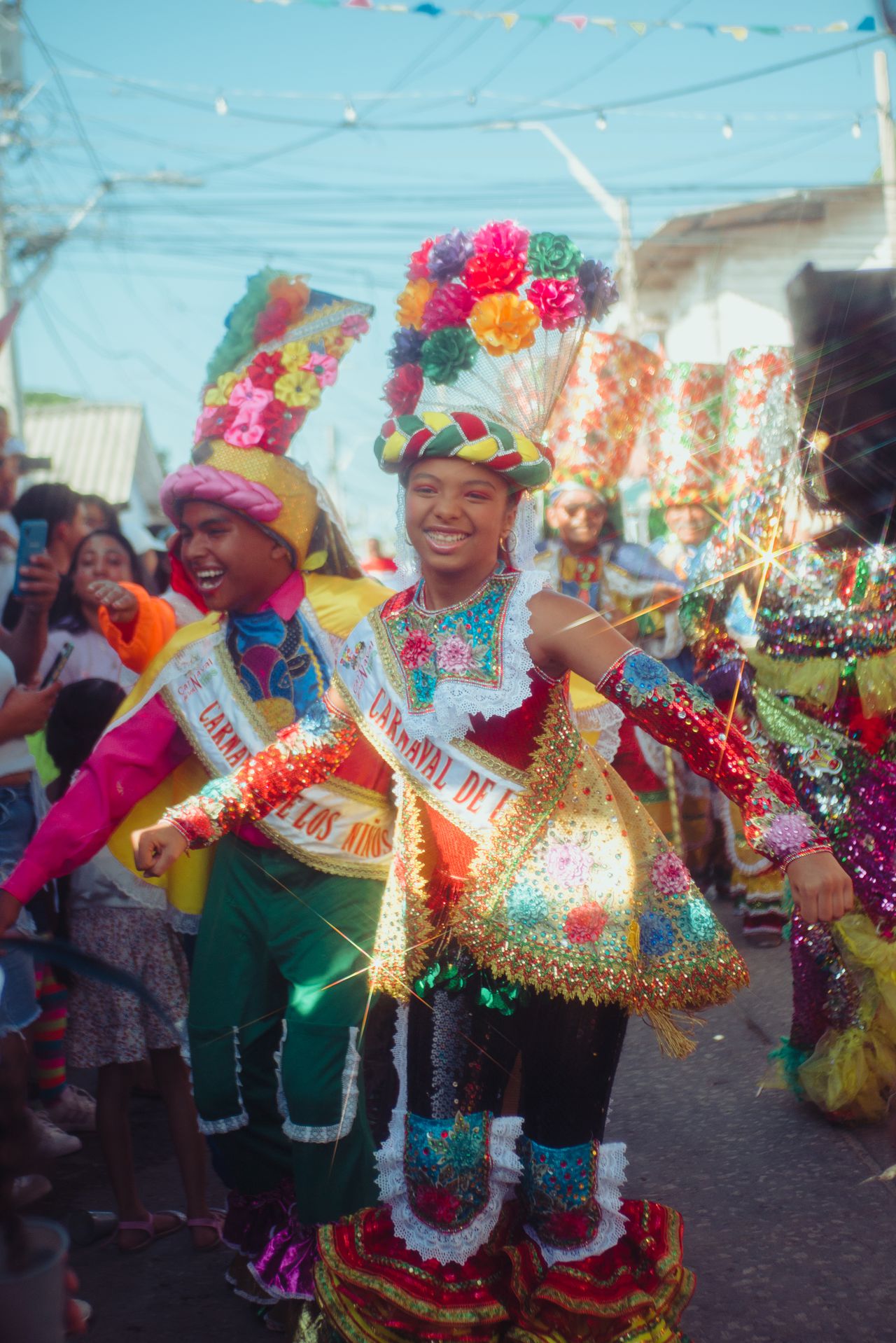 Los reyes infantiles recorrieron la calle 53 desfilando con cientos de niños que también aman la tradición carnavalera.