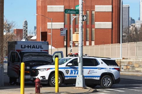 Un vehículo del Departamento de Policía de Nueva York bloquea un vehículo de alquiler de U-Haul, donde, según informes de los medios, un hombre golpeó a varias personas y la policía de Nueva York detuvo al conductor, cerca del túnel de Battery en el distrito de Brooklyn de la ciudad de Nueva York.
