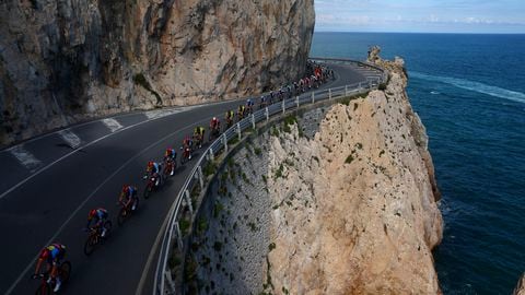 The pack rides at Noli's cape during the 4th stage of the 107th Giro d'Italia cycling race, 190 km between Acqui Terme and Andora, on May 7, 2024 in Noli. (Photo by Luca Bettini / AFP)