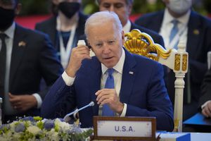 El presidente de EE. UU., Joe Biden, ajusta su auricular durante la ASEAN - EE. UU.(Association of Southeast Asian Nations) in Phnom Penh, Cambodia, Saturday, Nov. 12, 2022. (AP Photo/Vincent Thian)