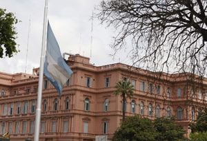 La bandera de Argentina es vista hoy, miércoles 27 de octubre de 2010, a media asta en la Casa Rosada de la ciudad de Buenos Aires (Argentina), en homenaje al ex presidente Néstor Kirchner (2003-2007) que murió a los 60 años en una clínica de la ciudad patagónica de Calafate debido a un ataque cardíaco. 