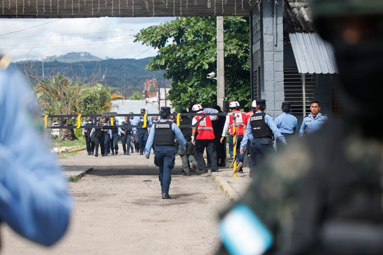 Oficiales de policía vigilan la entrada a la prisión de mujeres en Tamara, en las afueras de Tegucigalpa, Honduras, el martes 20 de junio de 2023. Un motín en la prisión de mujeres al noroeste de la capital hondureña ha dejado al menos 41 reclusas muertas, la mayoría quemadas.