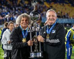 Alberto Gamero y Enrique Camacho, celebrando la Superliga de Millonarios