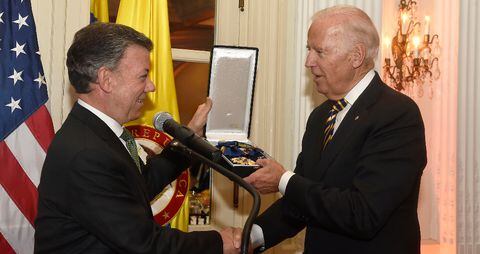 Juan Manuel Santos le entregó a Joe Biden la Cruz de Boyacá.
