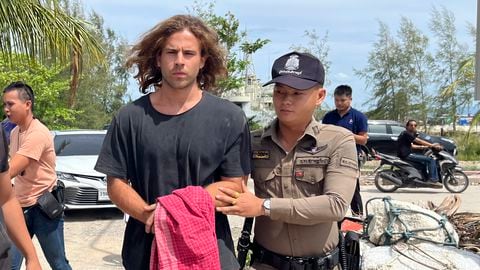 Un oficial de policía tailandés escolta al español Daniel Sancho Bronchalo, confeso asesino de un cirujano colombiano desde la isla de Koh Phagnan hasta el tribunal de la isla de Koh Samui, en el sur de Tailandia, el lunes 7 de agosto de 2023.