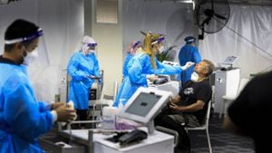 Un hombre se somete a una prueba de COVID-19 en la clínica Histopath previa a la salida del país en el aeropuerto internacional de Sídney el 23 de diciembre de 2021 en Sídney, Australia. (Foto de Jenny Evans/Getty Images).