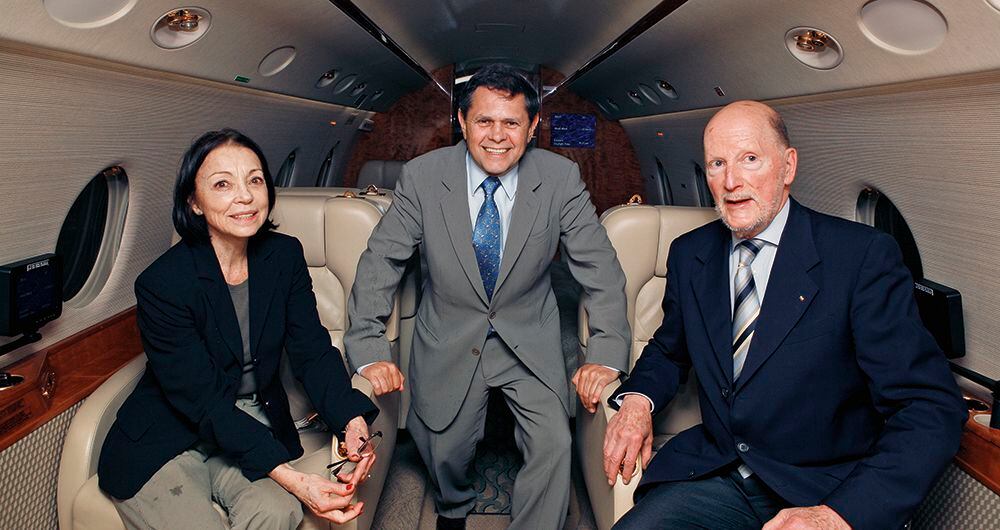  Carlos Mattos, en su avión privado, acompañado de los depuestos reyes de Bulgaria, Simeón II y su esposa, Margarita Gómez-Acebo, en mayo de 2012.