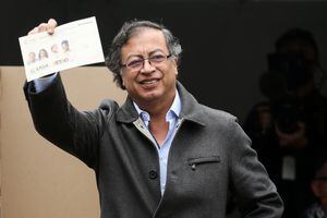 El candidato presidencial de izquierda colombiano Gustavo Petro, de la coalición Pacto Histórico, posa antes de emitir su voto en un colegio electoral durante la segunda vuelta de las elecciones presidenciales en Bogotá, Colombia, el 19 de junio de 2022. REUTERS/Luisa González