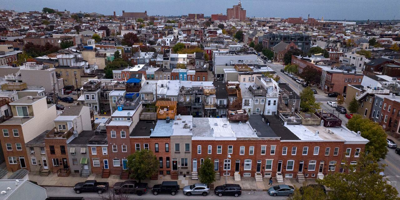 Vista aérea de hileras de casas adosadas brillantemente cubiertas del norte de Baltimore.