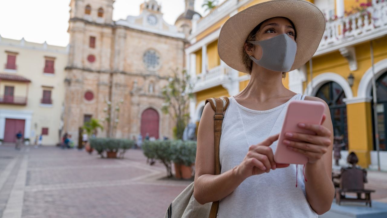 Una turista portando tapabocas camina por Cartagena de Indias (Colombia)