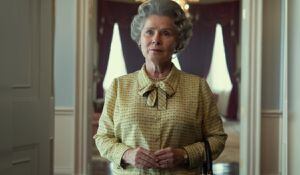 Imelda Staunton, interpretando a la Reina Isabel II en ‘The Crown’