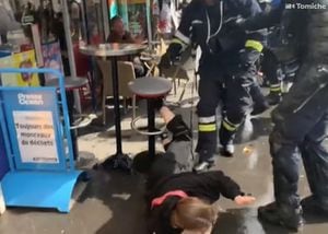 Mujer agredida en protestas contra reforma pensional en Francia