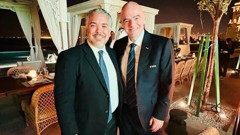 El expresidente Iván Duque junto a Gianni Infantino, presidente de la FIFA.