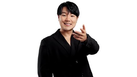 Nacido en Corea del Sur, Zion Hwang es cantante, empresario e influencer. Su primera canción, Culpa de quién, ya es un éxito. 