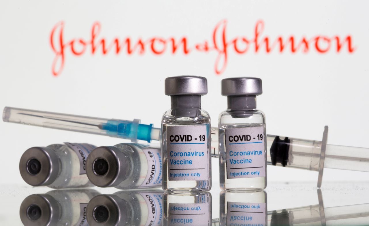 En esta ilustración, tomada el 9 de febrero de 2021, se ven frascos con la etiqueta "Vacuna contra el coronavirus COVID-19" y una franja frente al logotipo de Johnson & Johnson. REUTERS / Dado Ruvic / Ilustración