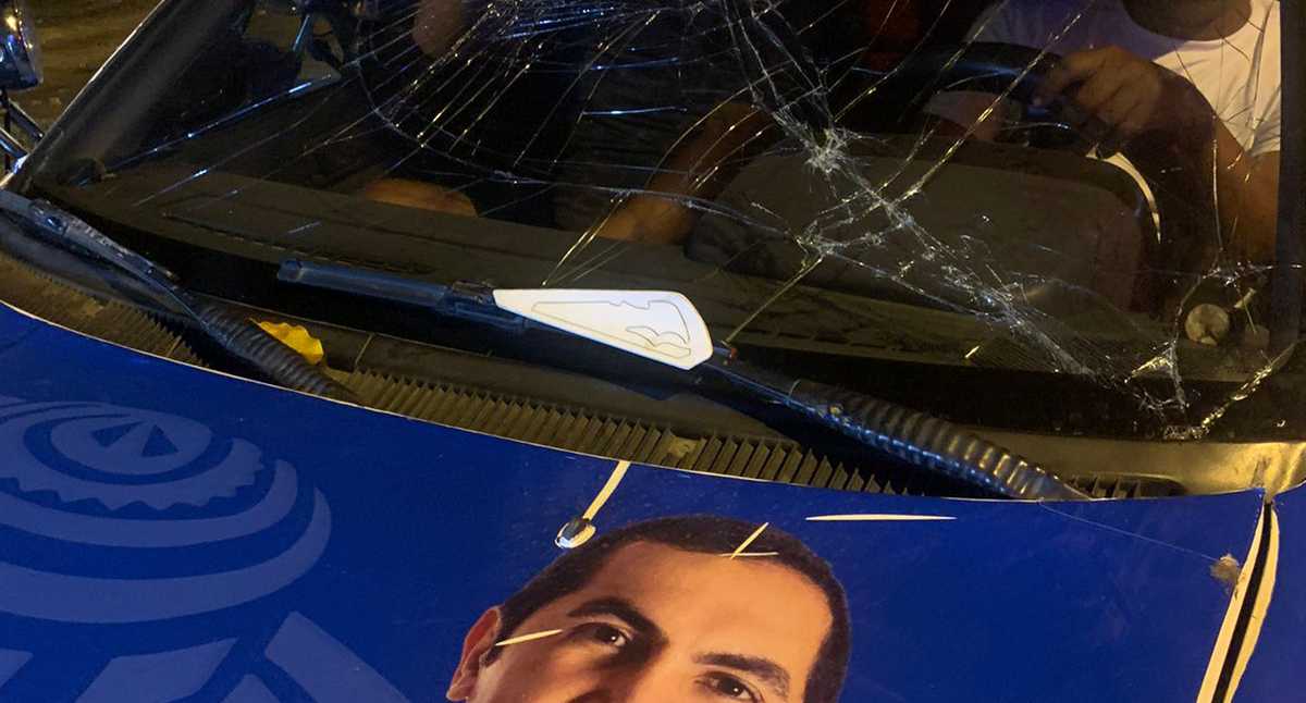 El parabrisas roto en el automóvil de campaña de David Barguil.