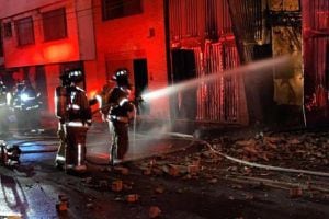 Por más de 4 horas, bomberos de varias estaciones de la ciudad atendieron la emergencia.