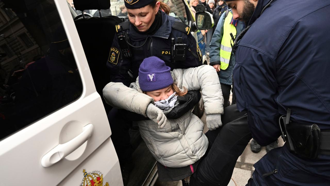 La activista climática Greta Thunberg es llevada por la policía después de manifestarse con un grupo de activistas frente al edificio del Parlamento sueco, en Estocolmo, el miércoles 13 de marzo de 2024.