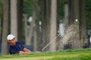 Tiger Woods, de Estados Unidos, juega un tiro desde un búnker en el segundo hoyo durante la primera ronda del US Open Golf Championship, el jueves 17 de septiembre de 2020, en Mamaroneck, N.Y. (AP Photo/John Minchillo)