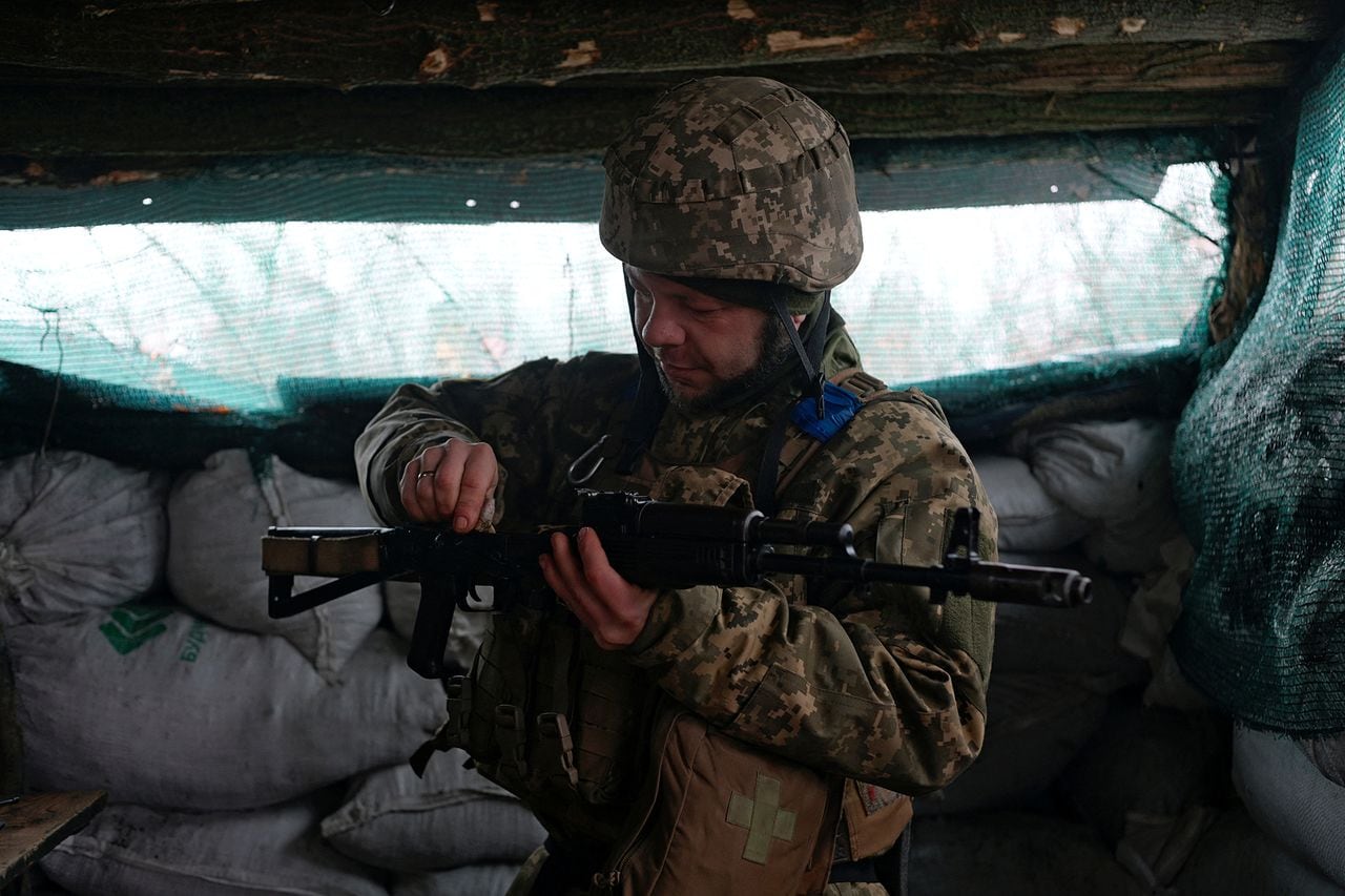 las trincheras a lo largo de la línea de control de Ucrania