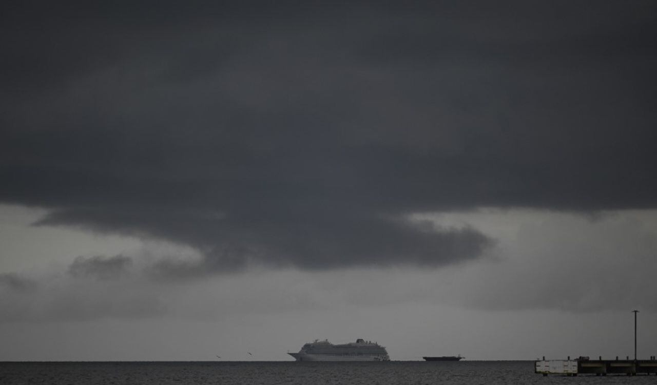 Un Crucero pasa por las costas de Bélice, país que recibirá el golpe de Huracán Lisa