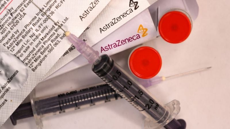 La Agencia Europea de Medicamentos (EMA) concluyó que los inusuales coágulos de sangre "deben incluirse como efectos secundarios muy raros" de la vacuna AstraZeneca. BBC - GETTY