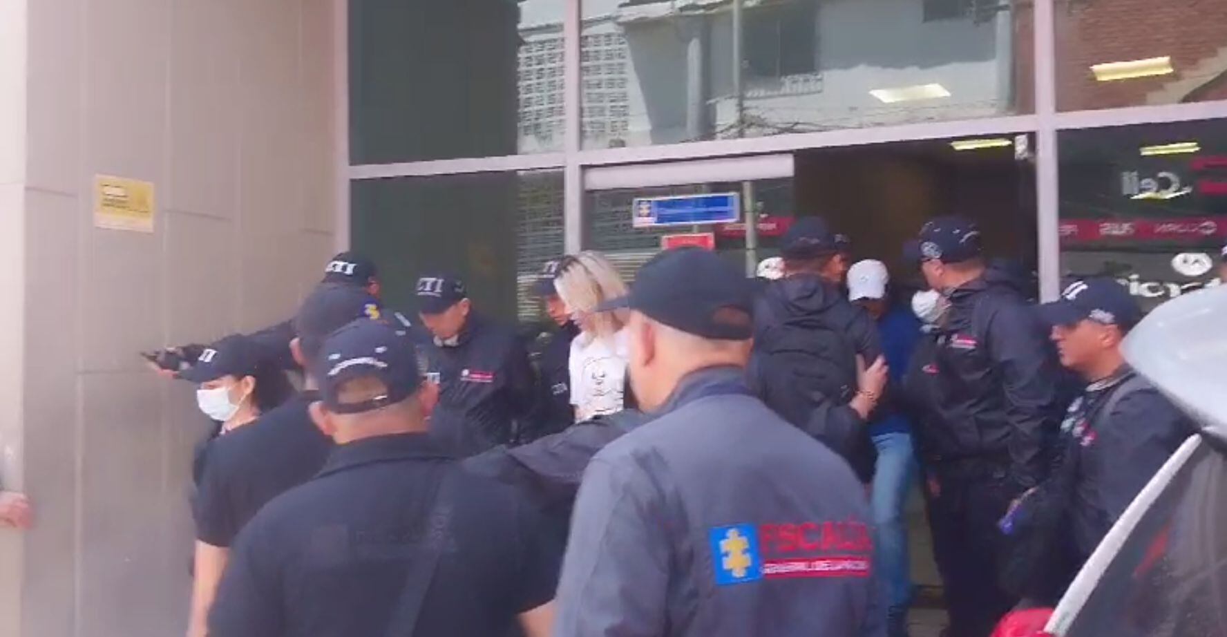 Los capturados salieron sobre las 11:00 de la mañana de la Fiscalía en Barranquilla. (Captura de pantalla)