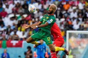 Eric Maxim Choupo-Moting de Camerún, a la izquierda, compite por el balón con Nico Elvedi de Suiza durante el partido de fútbol del grupo G de la Copa Mundial entre Suiza y Camerún, en el estadio Al Janoub en Al Wakrah, Qatar, el jueves 24 de noviembre de 2022. 