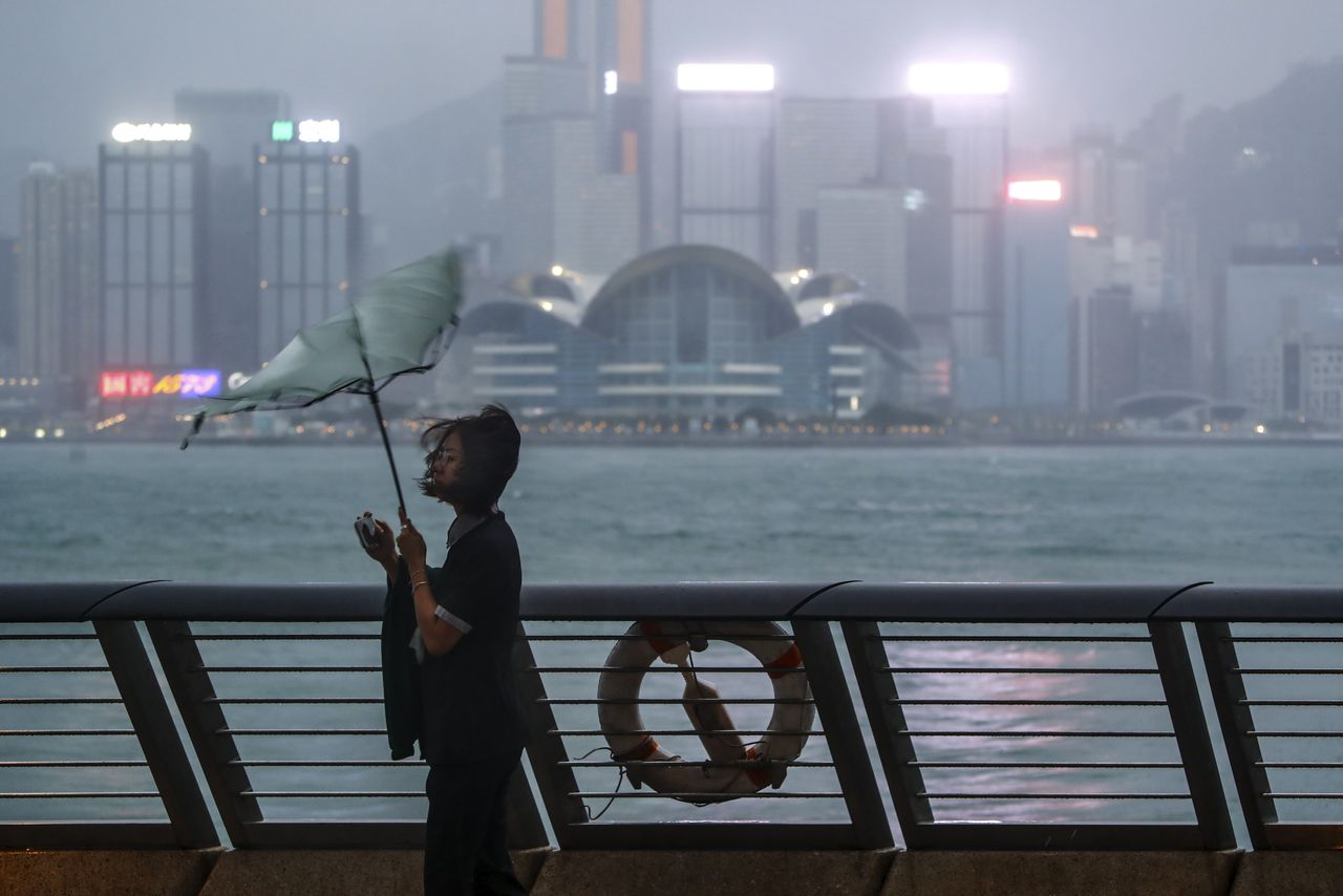 En Hong Kong, las autoridades emitieron durante varias horas el máximo nivel de alerta por tifones, que se ha activado solo 16 veces desde la Segunda Guerra Mundial, y algunas zonas registraron ráfagas de hasta 210 km/h en su momento de más intensidad.