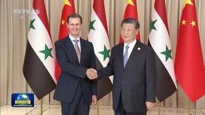 Xi de China se ofrece a ayudar a Siria devastada por la guerra a reconstruirse y recuperar estatus regional
La transcripción automatizada con código de tiempo, la traducción y la lista de escenas al costado del video se crean utilizando tecnología de aprendizaje automático.