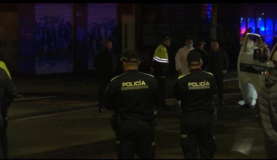 Policías recopilan pruebas tras el atentado al director de la UNP, Augusto Rodríguez.