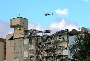 Un helicóptero de la Policía de Miami sobrevuela el condominio luego del derrumbe intentando divisar posibles atrapados. Foto: David Santiago/Miami Herald via AP