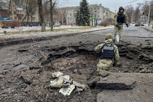Oficiales de policía inspeccionan un cráter cerca de un sitio de un edificio residencial destruido por un ataque con misiles rusos, en medio del ataque de Rusia a Ucrania, en Kramatorsk, Ucrania, 2 de febrero de 2023. 