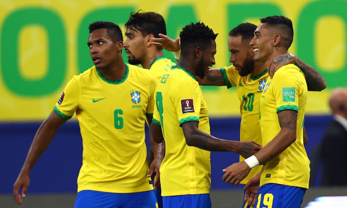 MANAUS, BRAZIL - OCTOBER 14: Raphinha of Brazil celebrates with teammates after scoring the third goal of his team during a match between Brazil and Uruguay as part of South American Qualifiers for Qatar 2022 at Arena Amazonia on October 14, 2021 in Manaus, Brazil. (Photo Getty Images/Buda Mendes/)