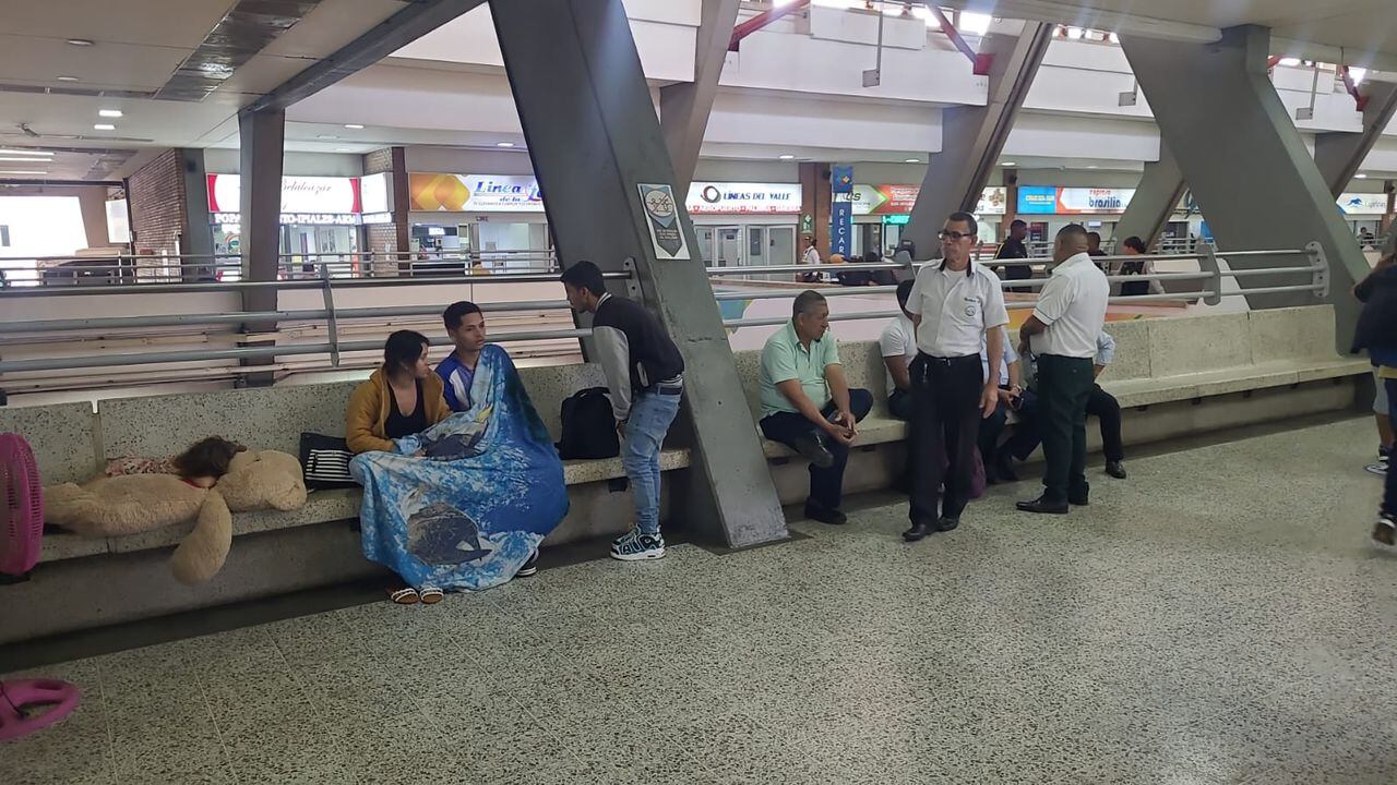 Pasajeros esperan en el terminal de Cali por la apertura de la vía para viajar hacia Buenaventura.