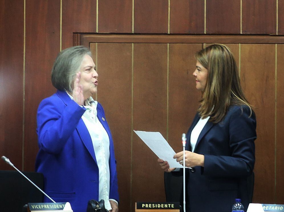 Clara López, electa como presidenta de la comisión tercera del Senado.