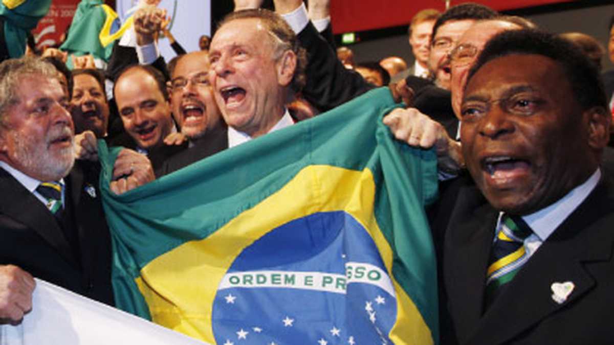 La delegación brasileña estalló en júbilo tan pronto se conoció la noticia. A la izquierda, el presidente Luiz Inacio Lula da Silva; en el centro, la cabeza de la candidatura olímpica, Carlos Arthur Nuzman, y a la derecha,  Pelé, símbolo del fútbol brasileño
