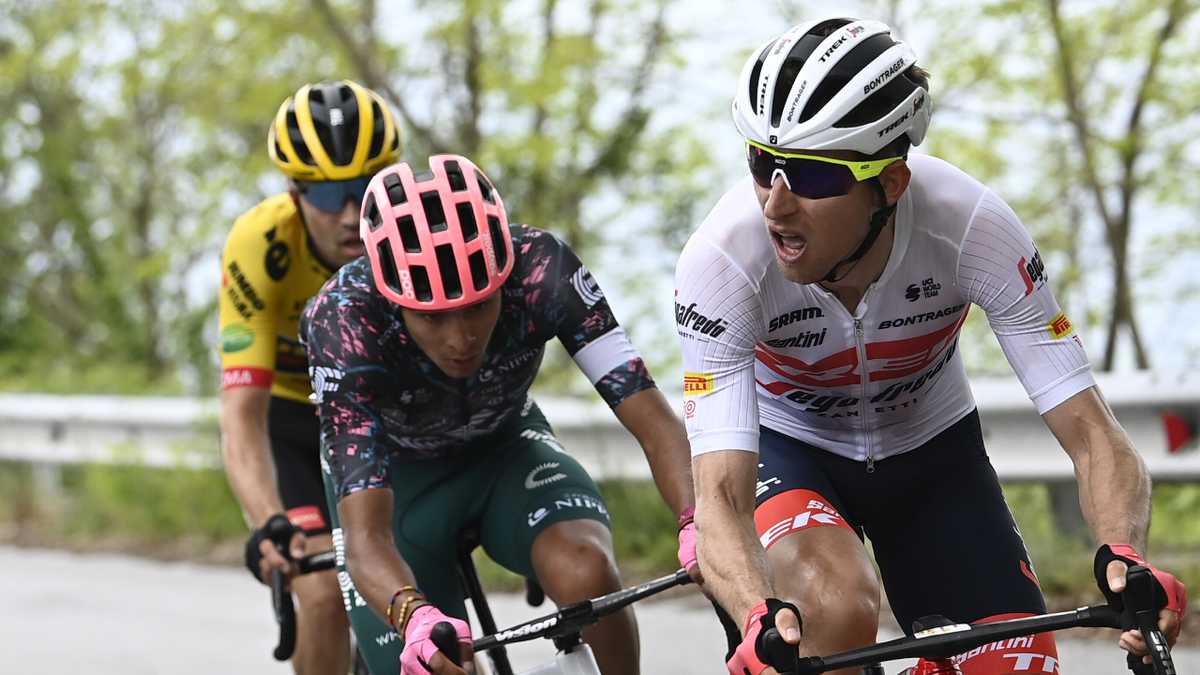 Diego Camargo (centro) junto a Bauke Mollema y Tom Dumoulin en la persecusión de la fuga durante la etapa 7 del Giro