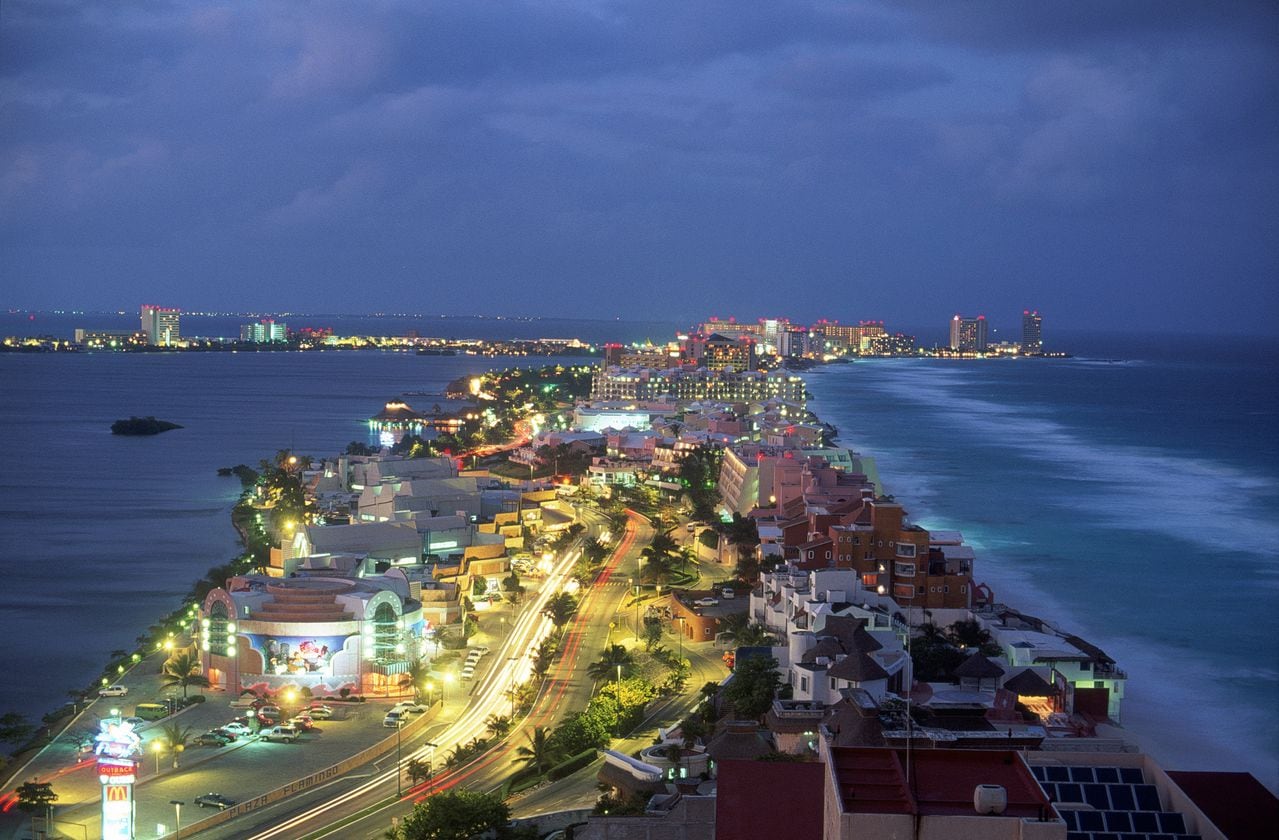 Cancún (México) por la noche
