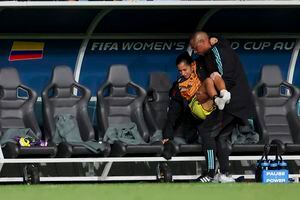 Carolina Arias regresa cargada en brazos al banquillo de la Selección Colombia.