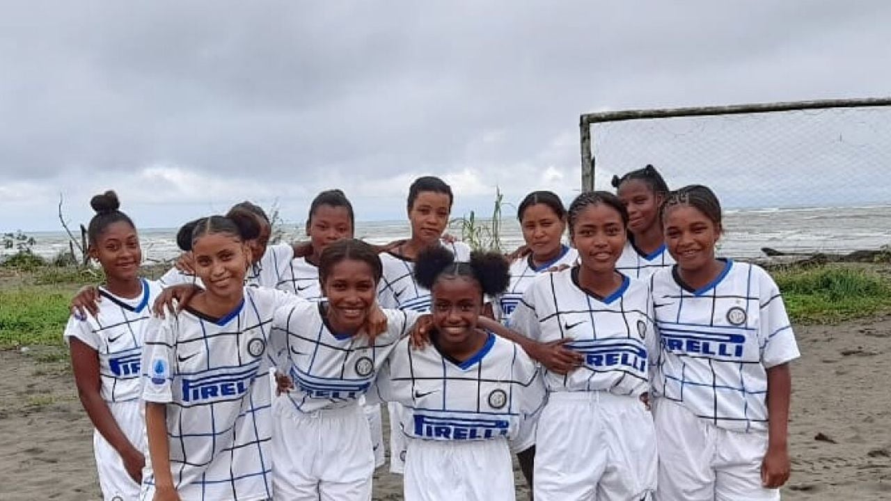 "Mujeres Luchadoras" es un equipo de fútbol femenino conformado por niñas entre 13 y 20 años en Buenaventura. Foto: Cortesía Bluradio.