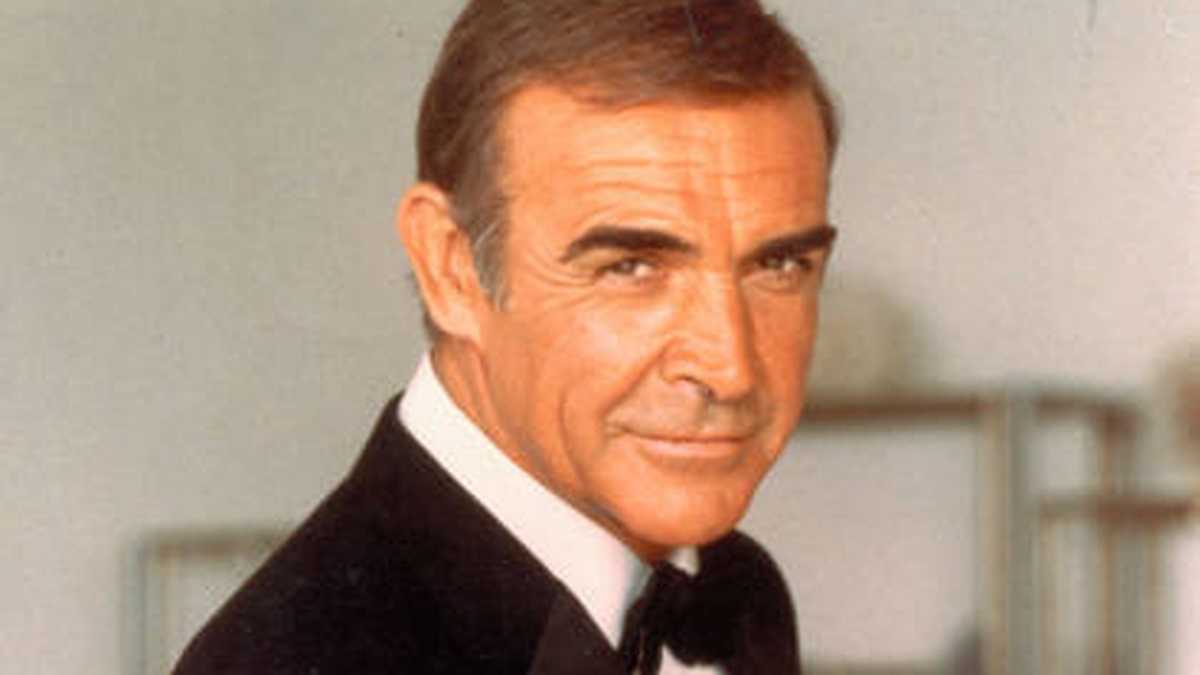Sean Connery, condució el automovil Aston Martin DB5 en "Goldfinger" serie de James Bond