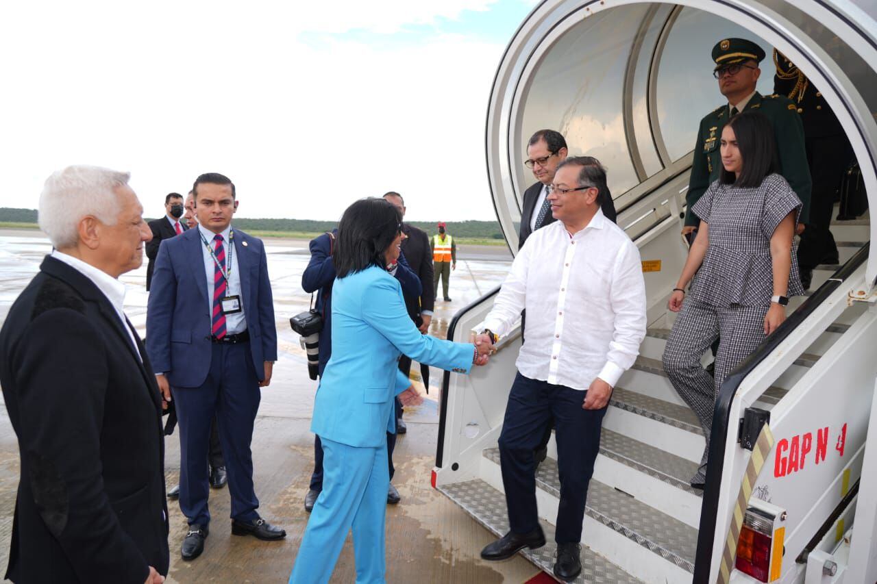 Presidente Gustavo Petro es recibido con honores militares por el gobierno de Nicolás Maduro a su llegada a Venezuela