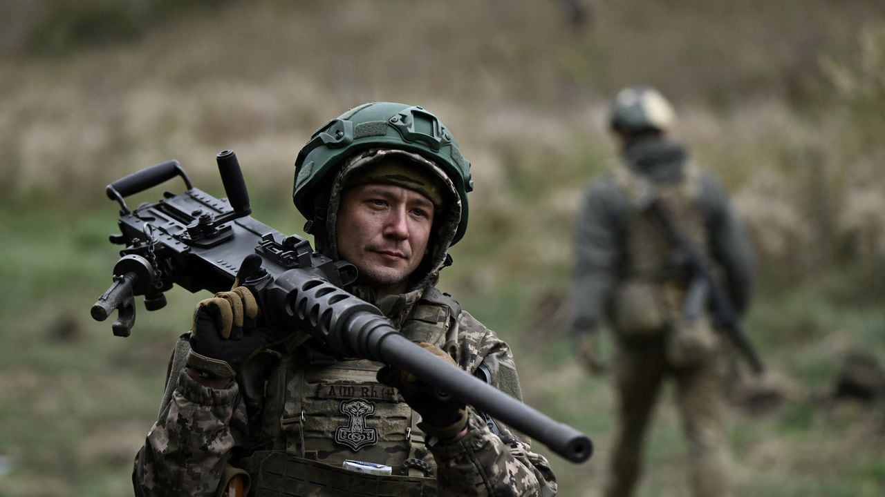 Un militar ucraniano de la 3.ª brigada de asalto lleva una ametralladora Browning M2 durante un entrenamiento táctico en un lugar no revelado de la región de Donetsk el 13 de octubre de 2023, en medio de la invasión rusa de Ucrania. (Foto de Genya SAVILOV / AFP)
