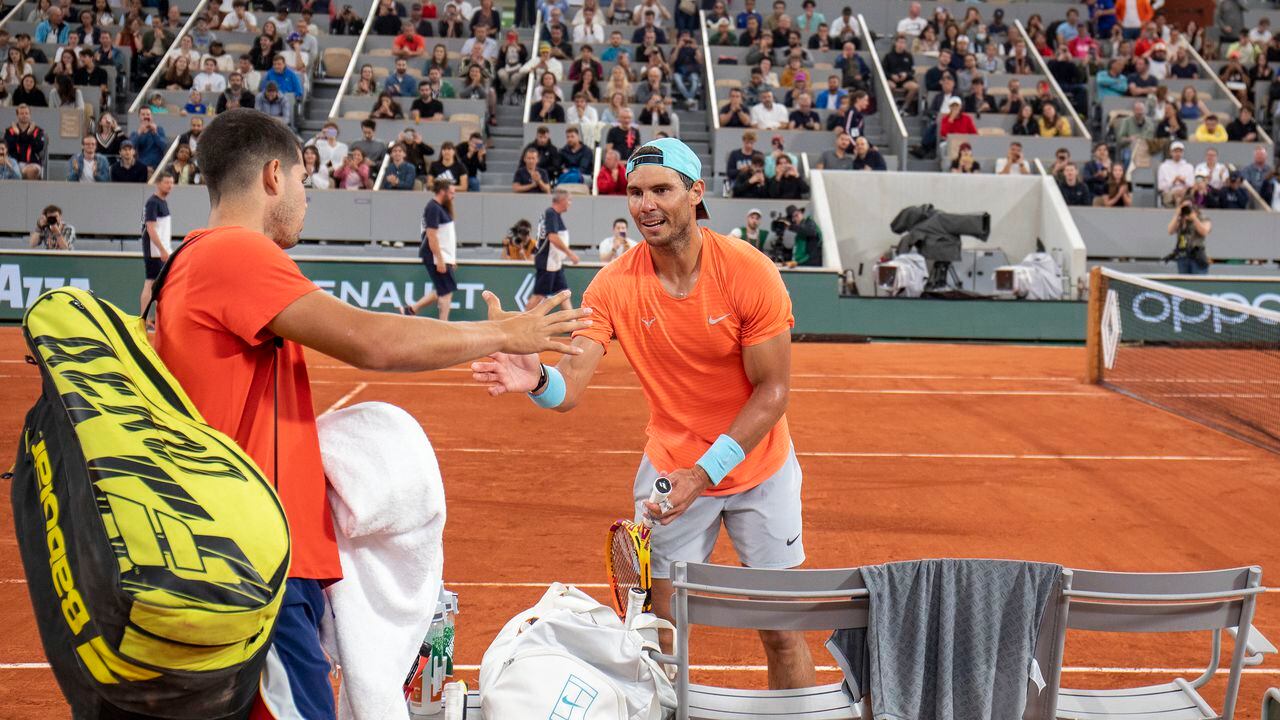 Carlos Alcaraz y Rafael Nadal, tenistas españoles.