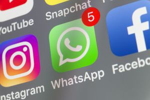 Londres, Reino Unido - 02 de agosto de 2018: Los botones de WhatsApp, Facebook, Instagram, Snapchat y Youtube en la pantalla de un iPhone.