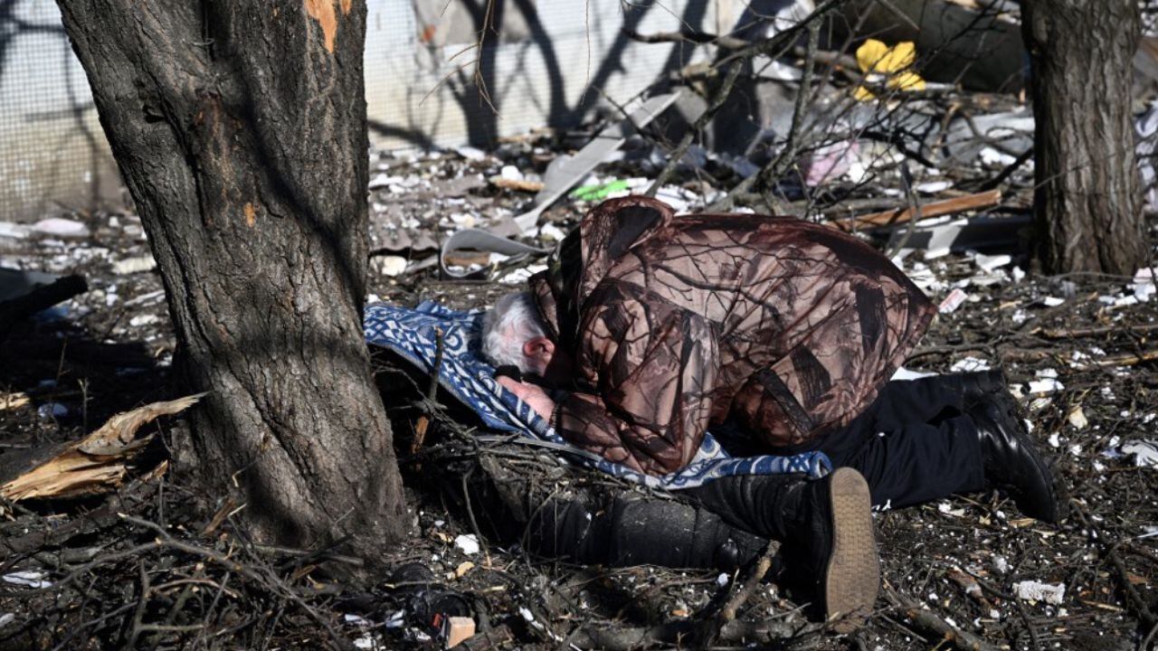 La cifra se conoció desde las autoridades de la ciudad de Chernígov, ubicada al norte de Ucrania. En esta imagen, un ciudadano llora la muerte de un combatiente en la guerra entre Ucrania y Rusia