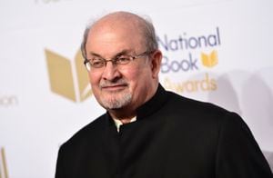 ARCHIVO - Salman Rushdie asiste a la 68a ceremonia y cena benéfica del Premio Nacional del Libro, el 15 de noviembre de 2017 en Nueva York. (Foto por Evan Agostini/Invision/AP, archivo)