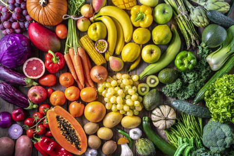Comida vegana de frutas y verduras coloridas en colores del arco iris