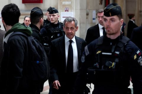 El ex presidente francés Nicolas Sarkozy llega para tomar la decisión en su juicio de apelación en el caso 'Bygmalion', que se refiere a la financiación ilegal de su campaña presidencial perdida en 2012, en el juzgado de París, Francia, el 14 de febrero de 2024.